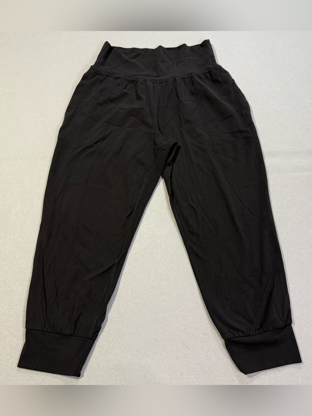 Athleta Salutation Crop Jogger Pants Women’s M Black High Rise Pockets Yoga